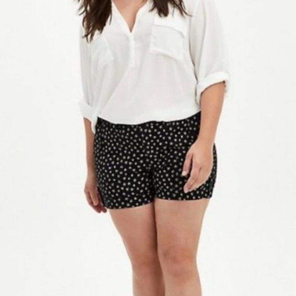 Torrid Black Star Print Twill Cuffed Shorts Women's Size 10